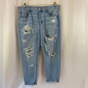 NWT American Eagle sz14 Short TOMGIRL light wash destructed denim jeans